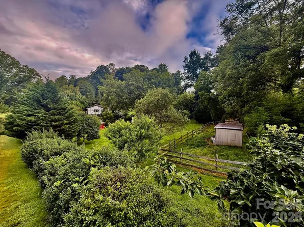 5 Northlake Dr, Weaverville, NC 28787