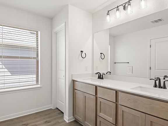 28_UpstairsPrimaryBathroom