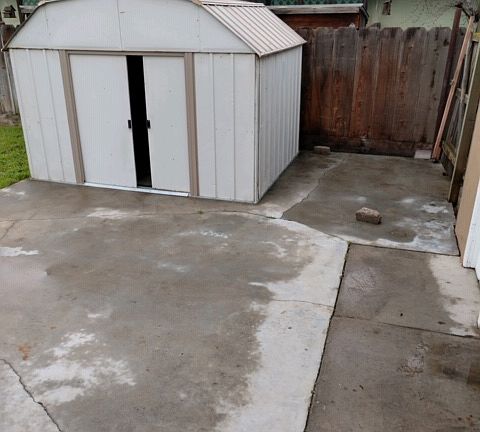 2 yr old shed in back