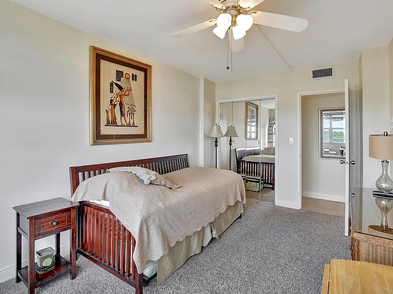 2555 NE 11th St #Penthouse 09 — Photo 21