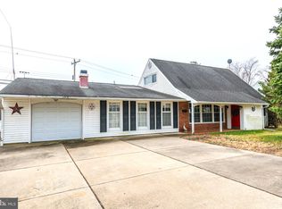 9 Tulip Tree Rd, Levittown, PA 19056