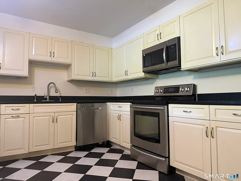 1460 Elm St #132 — Photo 7