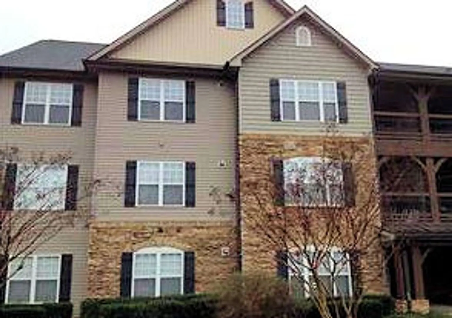 Great upper level condo convenient to everything — Photo 1