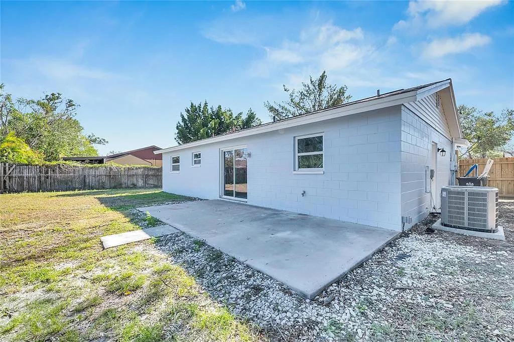 2 bed, 2.0 bath, 880 sqft, $2,400 — Photo 3
