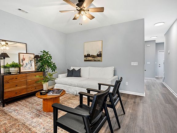 4th image of 211 Longfellow Ln