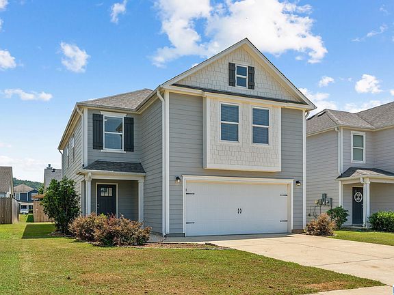 2nd image of 925 Hawthorn Ln