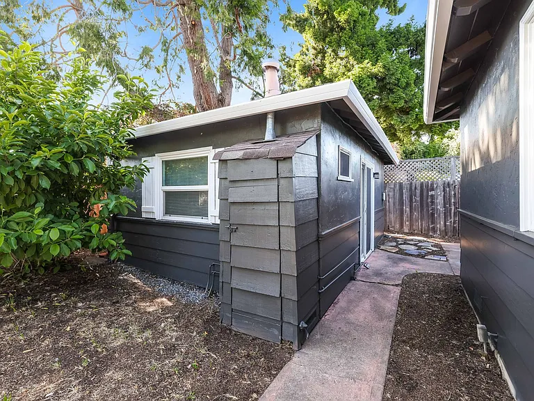 2107 Montgomery Dr — Photo 14