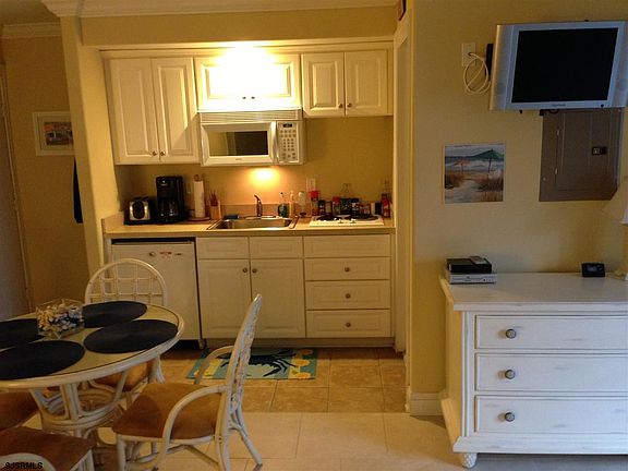 4th image of 900 Wesley Ave #112