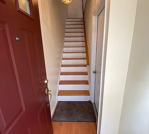 Entrance and entry stairway