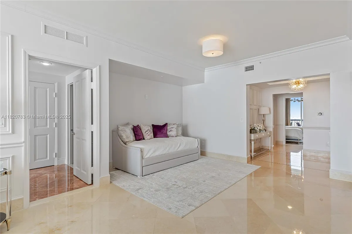 Building Photo - 17875 Collins Ave #3404