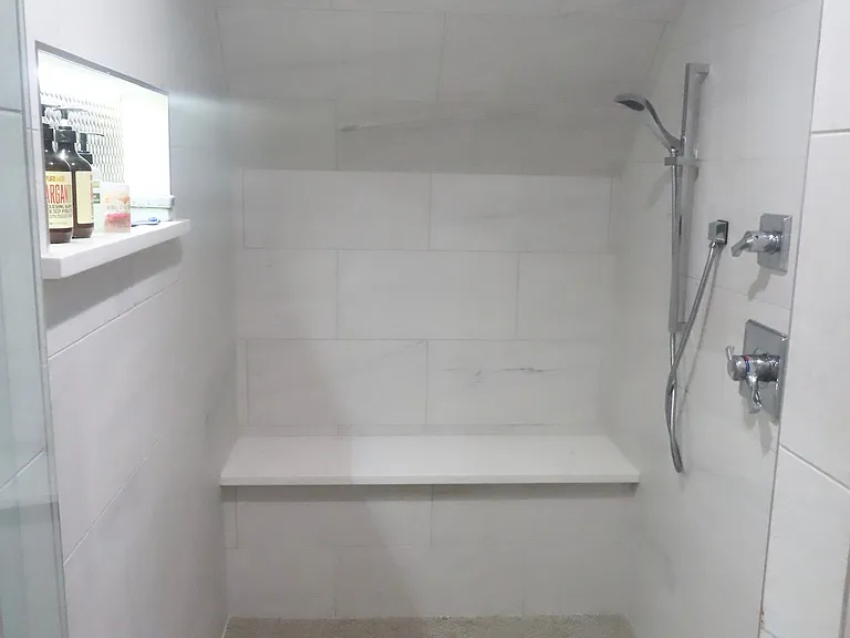 Master Bath (bathroom 3)