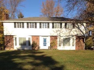 28 Fox Meadow Ct, Orchard Park, NY 14127