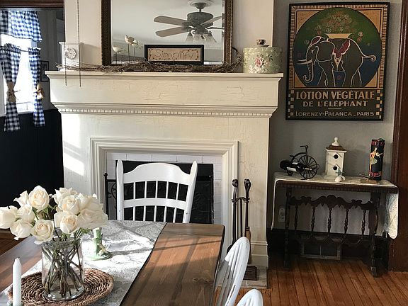 Dining room.Fireplace works.