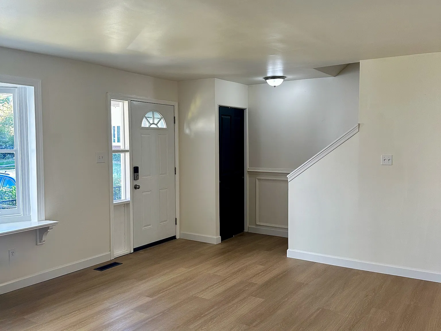 488 Kenilworth Ct — Photo 3