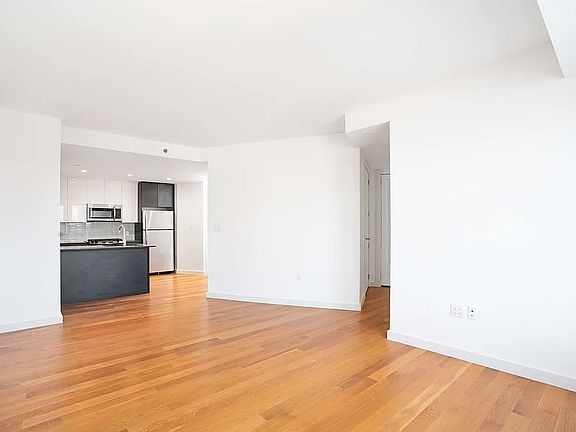 4th image of 31-43 Vernon Blvd #707