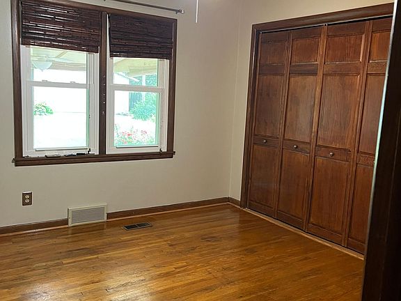 5th image of 317 Robert St