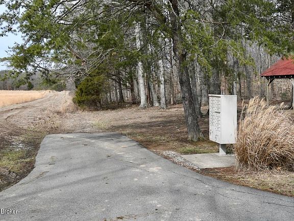 3rd image of 405 Robbin Ln