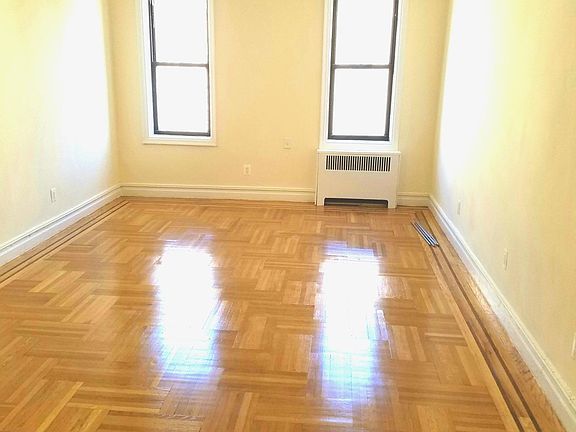 Sunny, spacious livingroom