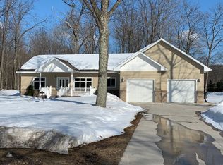 65 Tipperary Rd, Gladstone, MI 49837