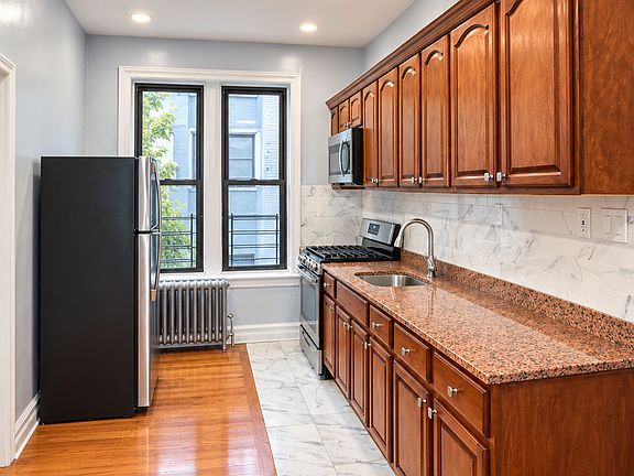 4th image of 161 E 52nd St #2F