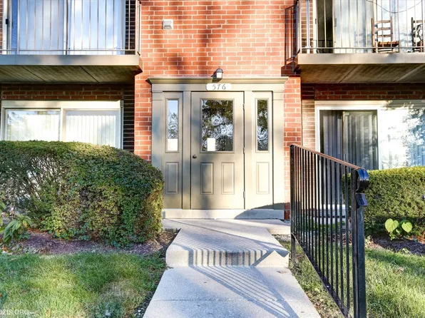 576 Fairway View Dr #1E, Wheeling, IL 60090