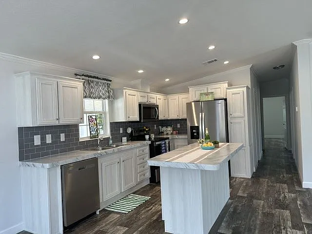 3 bed, 2.0 bath, 1198 sqft, $1,699 — Photo 2