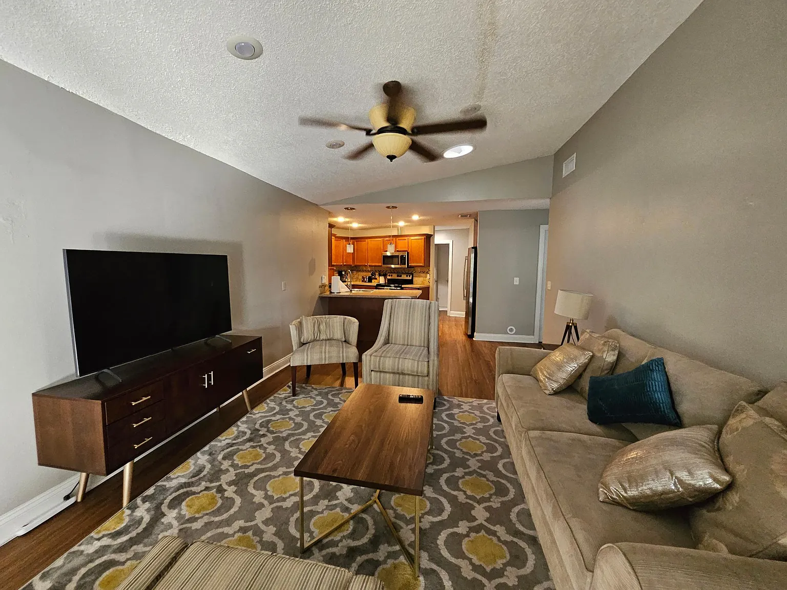 3 bed, 1600 sqft, $2,690 — Photo 4