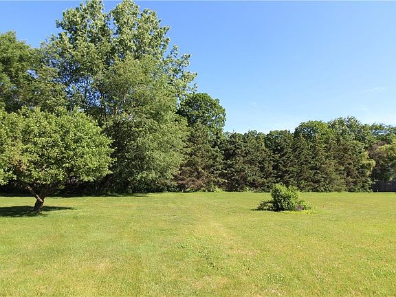 3rd image of 104 Willowcrest Dr