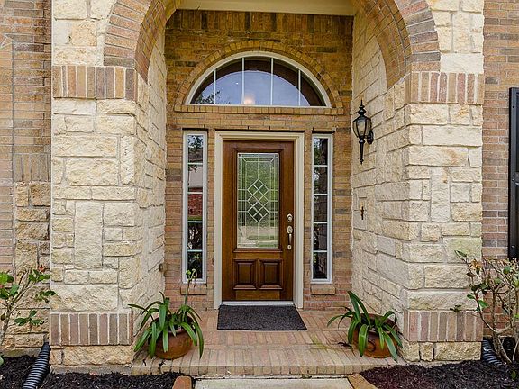 2nd image of 5107 Willow Cliff Ln