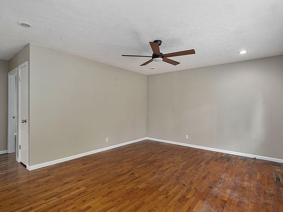 4th image of 1533 E Broadmoor Street