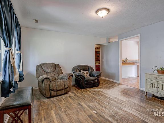 4th image of 2438 Mountain View Dr