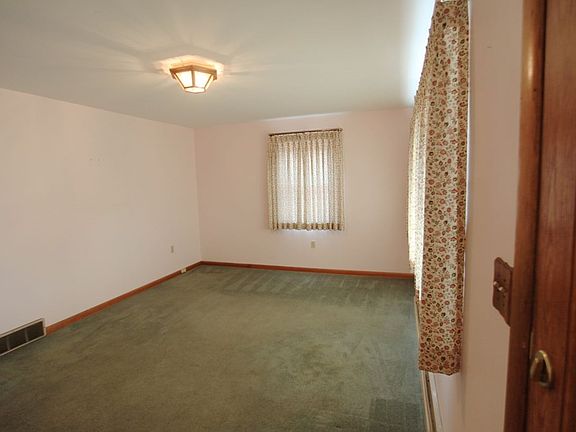 3rd image of 12 Cahill Dr