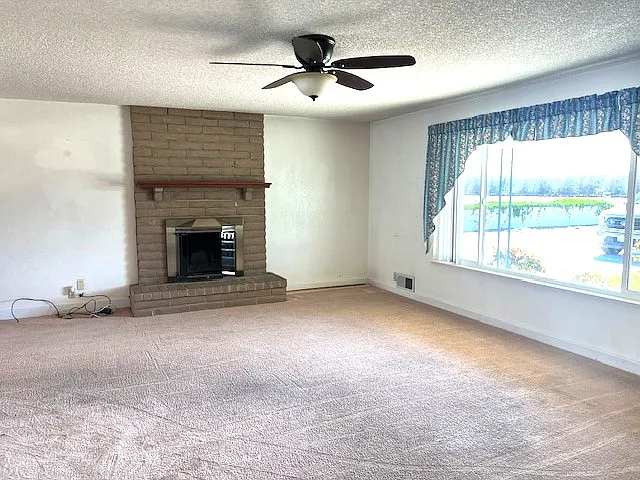 3 bed, 1715 sqft, $1,975 — Photo 2