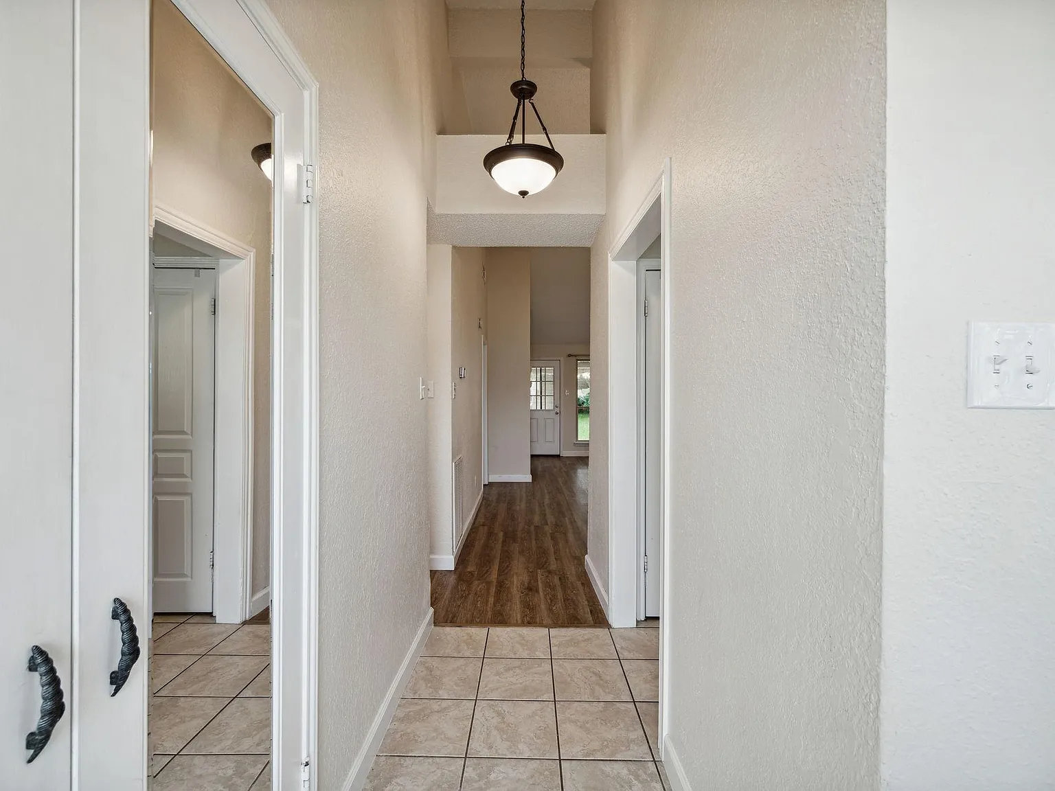 3 bed, 1294 sqft, $2,095 — Photo 2