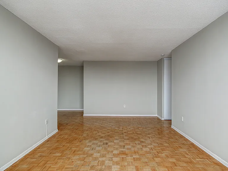 15 Eastbourne Dr — Photo 7
