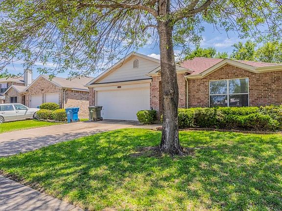 2nd image of 305 Oakhurst Dr