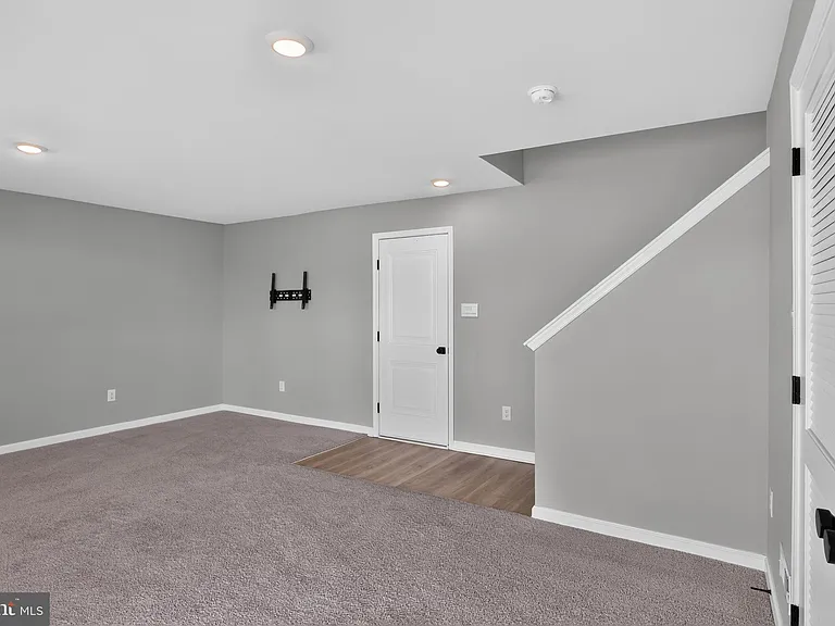 491 N Palace Dr — Photo 8