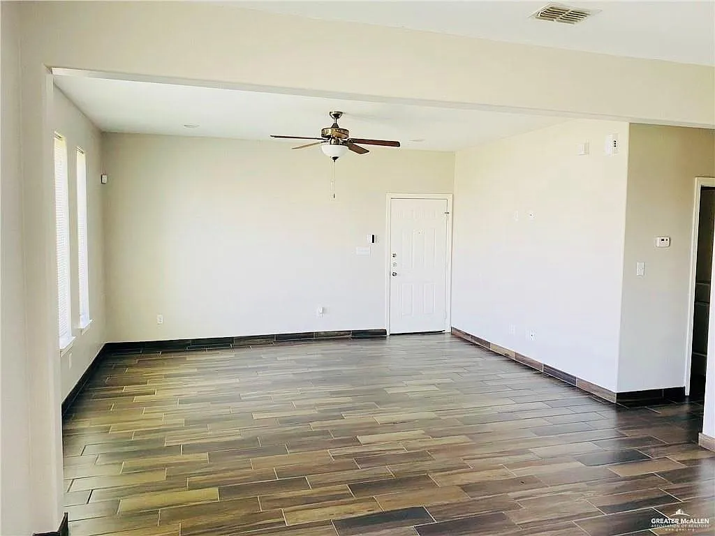 2 bed, 2.0 bath, 4160 sqft, $900 — Photo 4
