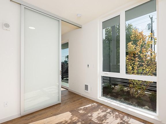 4th image of 1010 Burwell St #202