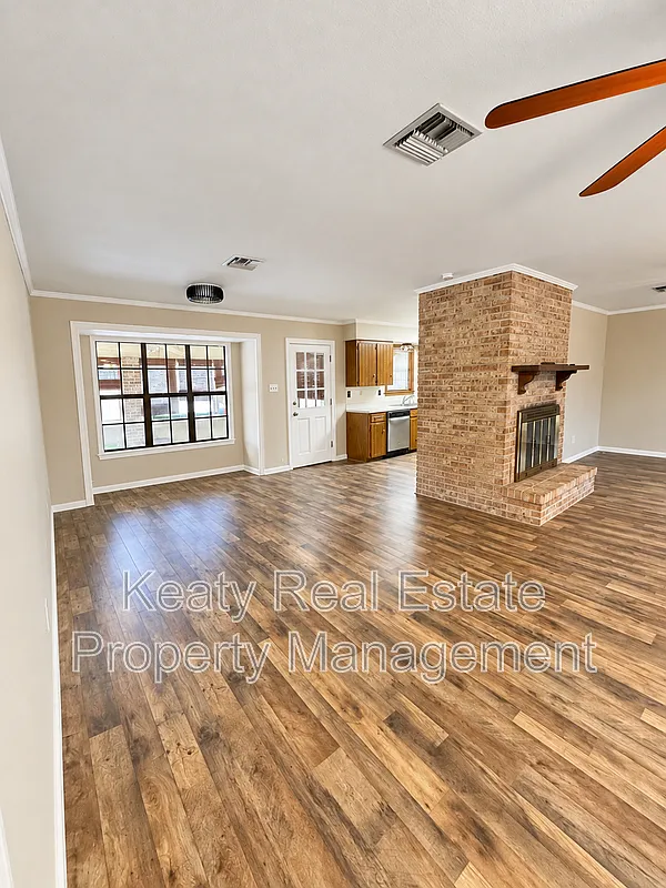 3 bed, 2.0 bath, 2015 sqft, $2,000 — Photo 4