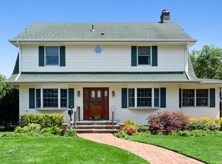 29 Roxbury Rd, Garden City, NY 11530