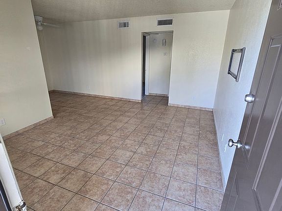 4th image of 2843 E 17th St #15