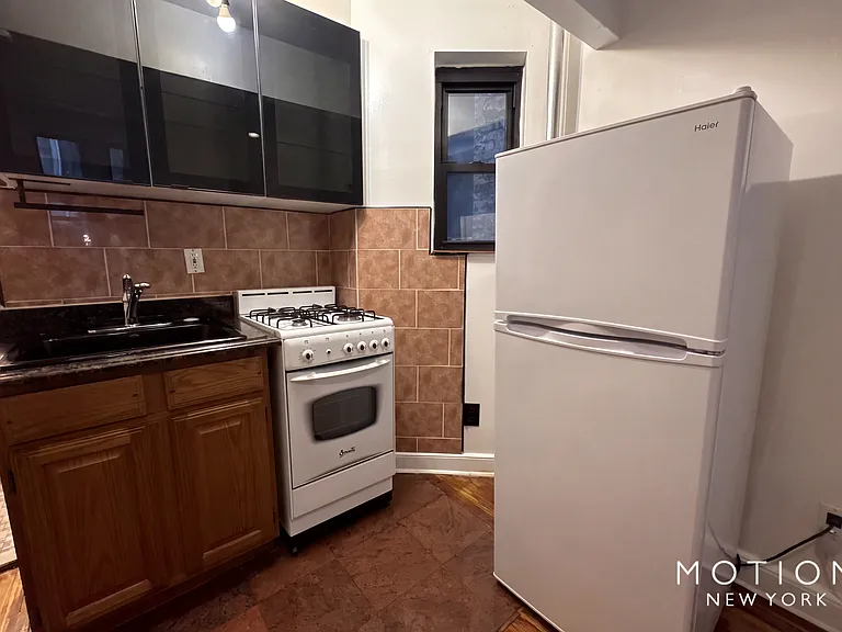 860 9th Ave #4RN — Photo 2