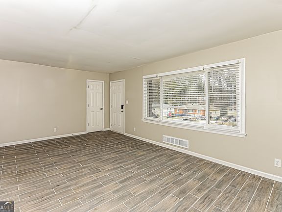 3rd image of 2703 Larkspur Dr