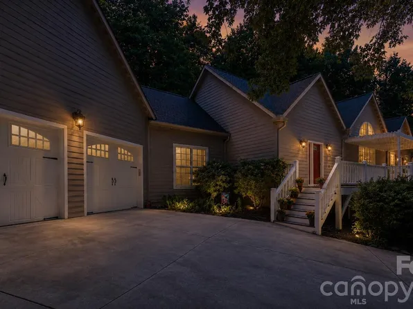 60 Hawks Pointe Ln, Weaverville, NC 28787