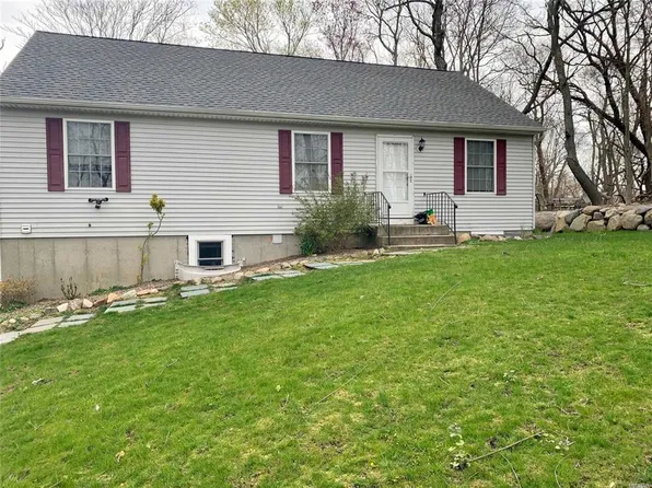 107 Sheep Pasture Rd #1, Pt Jefferson, NY 11777