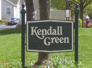 18 Kendall Green Dr, Milford, CT 06461