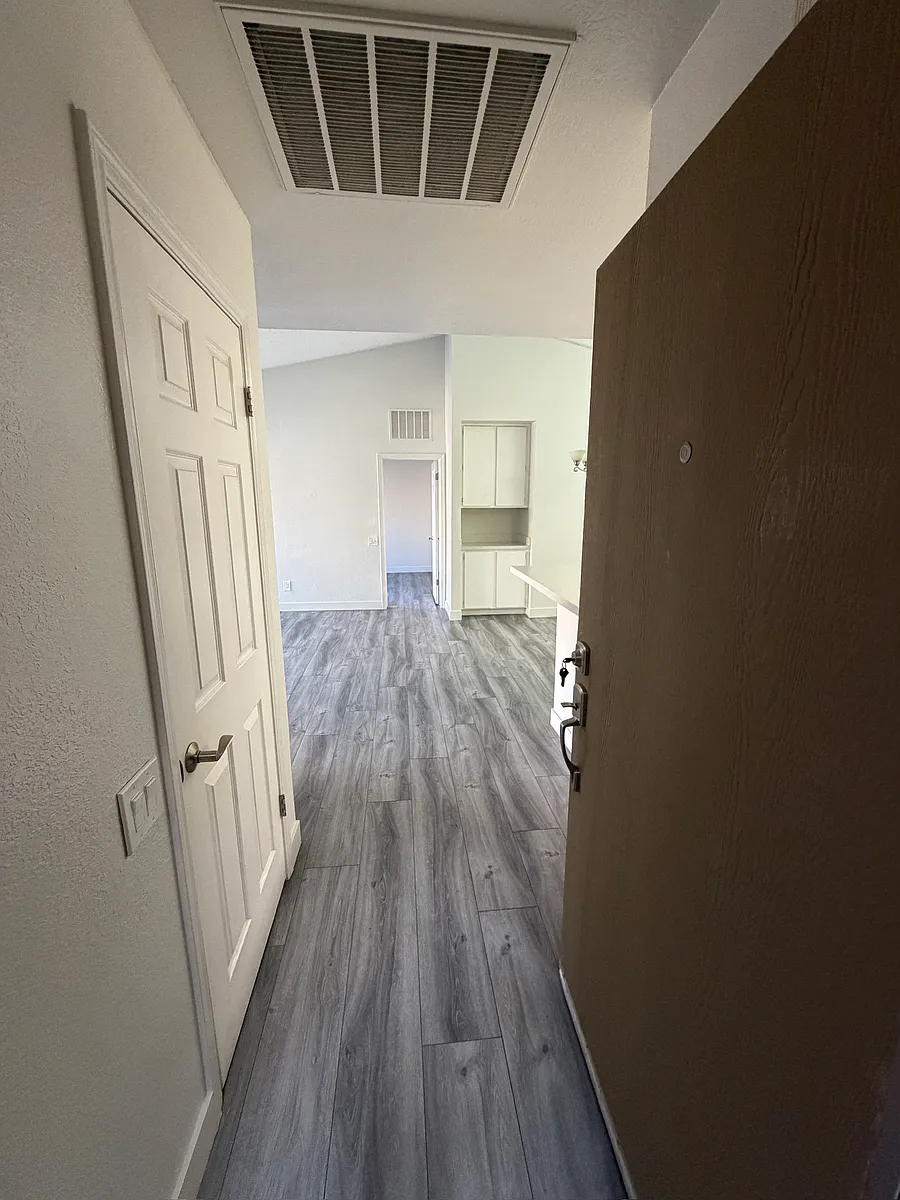 Building Photo - 2035 S Elm St #244