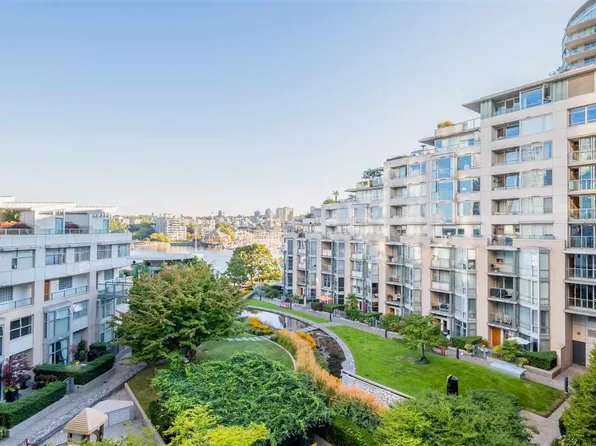1228 Marinaside Cres #605, Vancouver, BC V6Z 2W4