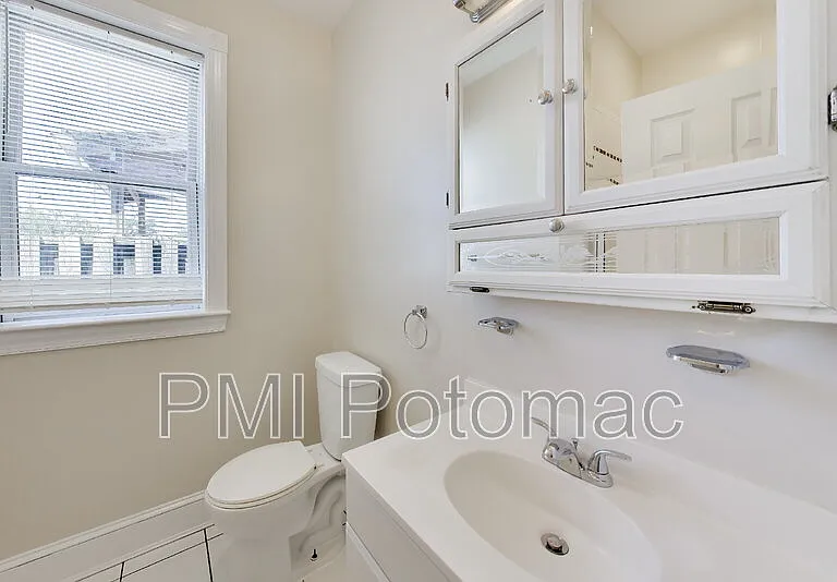 1952 Calvert St NW #4 — Photo 17
